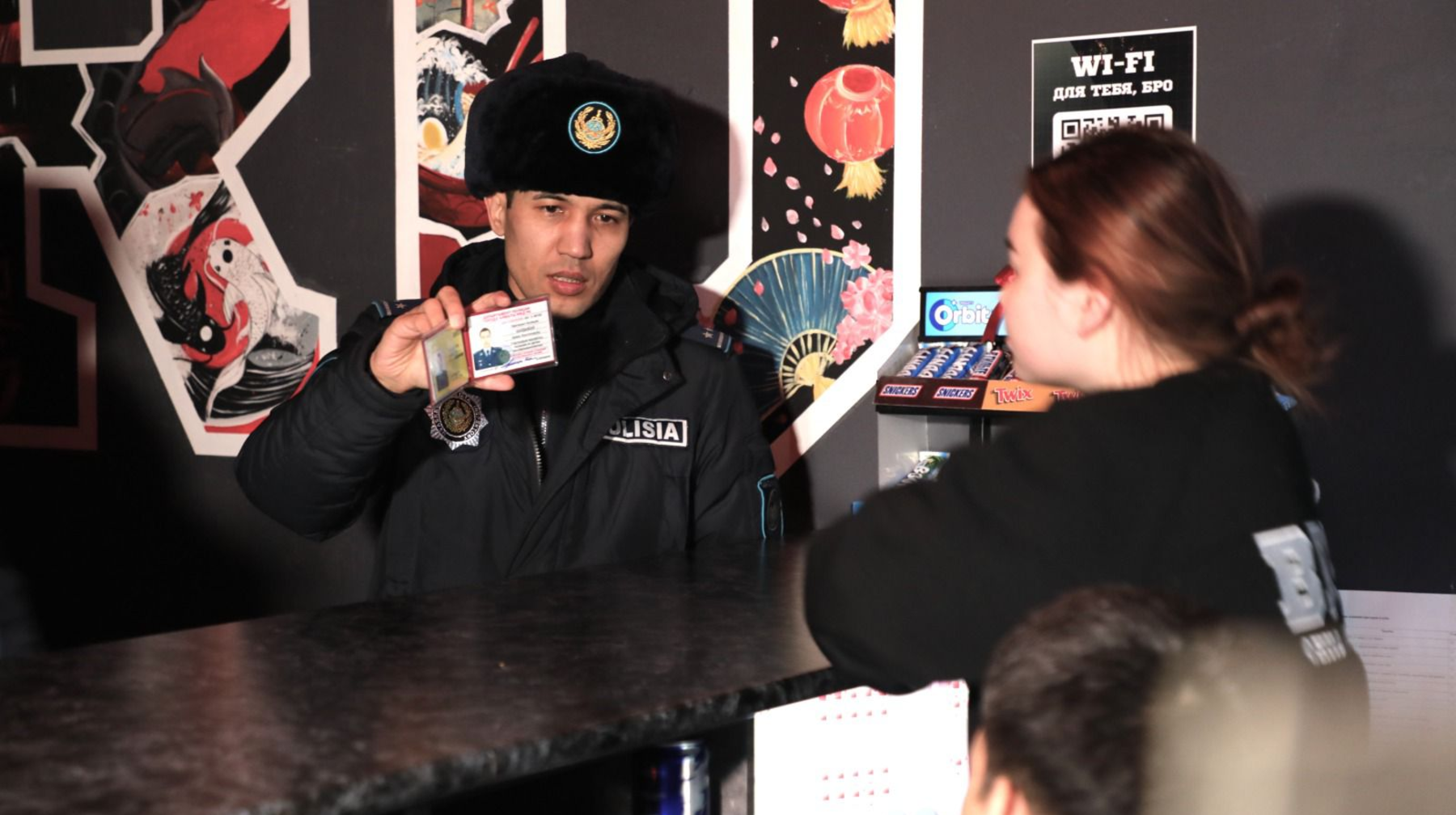 Almatyda komúnıtı ortalyqtar rezıdentteri kompúterlik klýbtarǵa túngi baqylaý júrgizdi