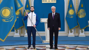 Тоқаев ұлттық құрама мүшелеріне Мемлекеттік туды тапсырды