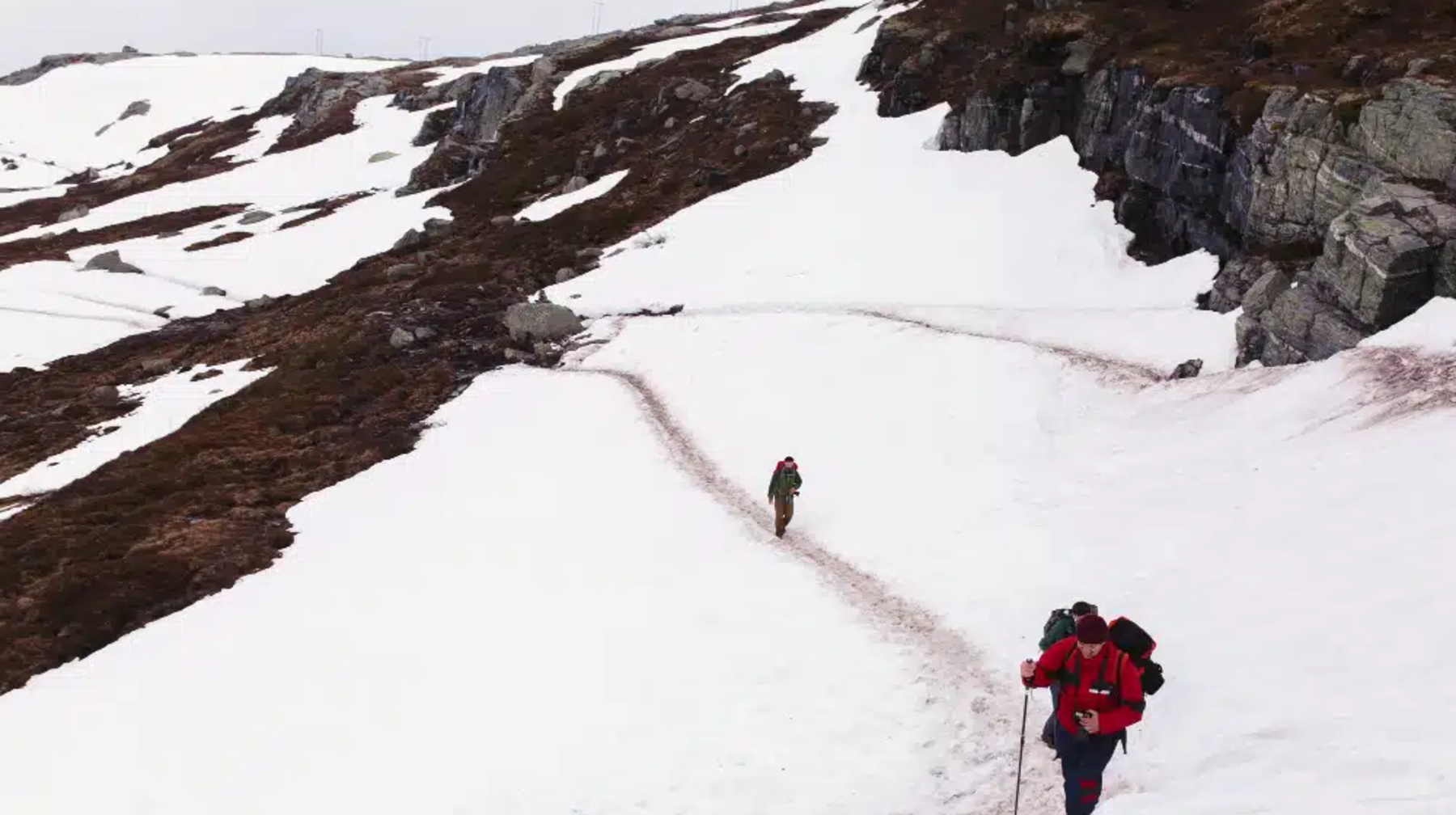 Almaty taýlarynda aıaǵyn syndyryp alǵan 59 jastaǵy álpınıs qutqaryldy