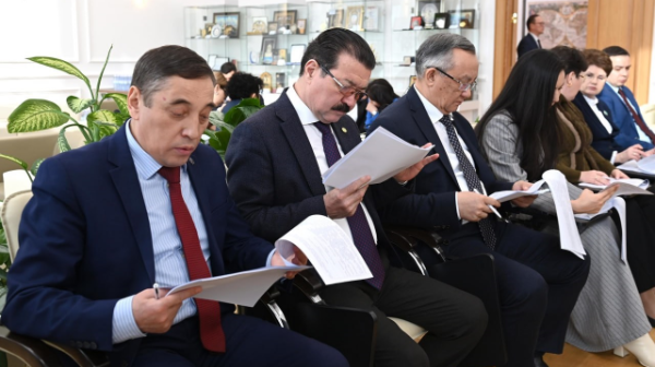 Depýtat ekologıalyq qundylyqtardy Ata Zańda ulttyq basymdyq dep bekitýdi usyndy