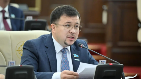 ترەننيگ ەمەس، ديسترۋكتيۆ سەكتا: دەپۋتات ازاماتتاردى قورلايتىن كۋرستاردى توقتاتۋدى تالاپ ەتتى