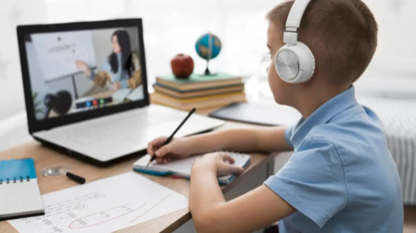 وسكەمەندە اۋا ءقاۋىپتى دەڭگەيگە جەتتى: مەكتەپتەر ونلاينعا كوشتى