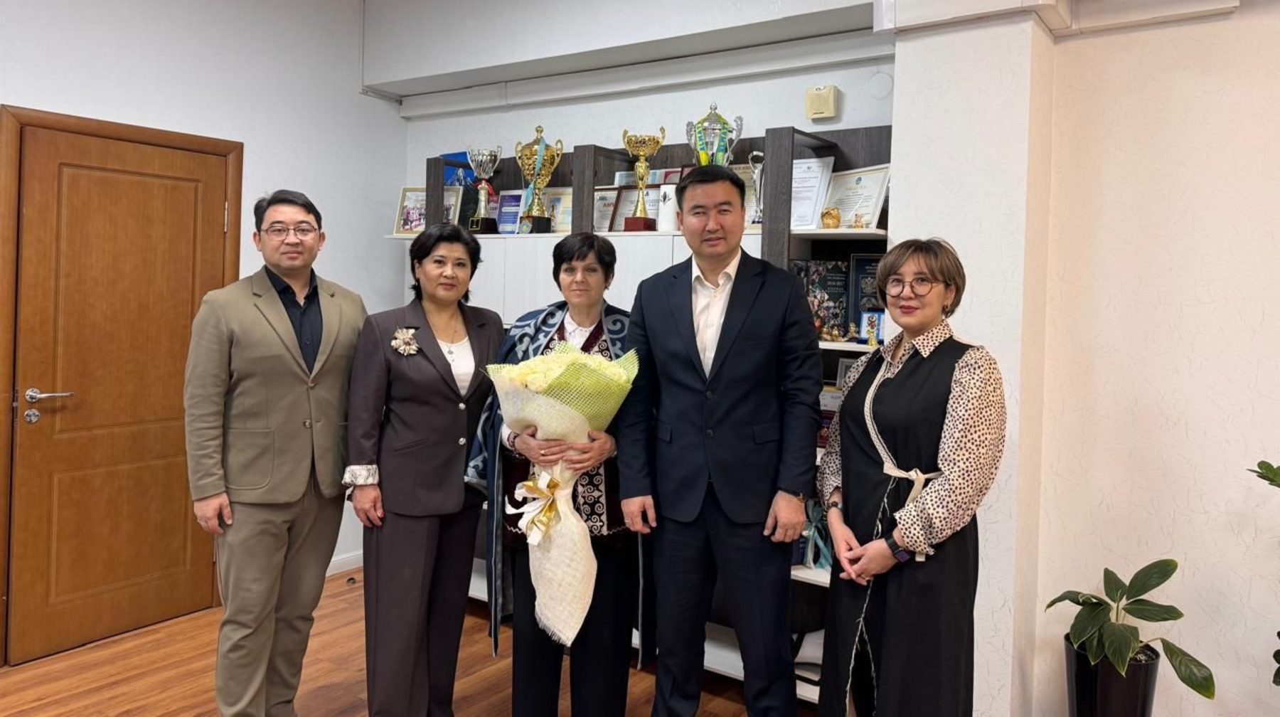 Алматылық химия пәнінің мұғалімін Global Teacher Prize байқауының үздік елулігіне енуімен құттықтады