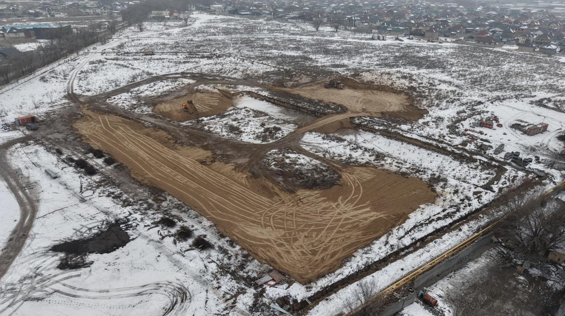 Almatyda zańsyz salynǵan turǵyn úı keshenin buzý bastaldy