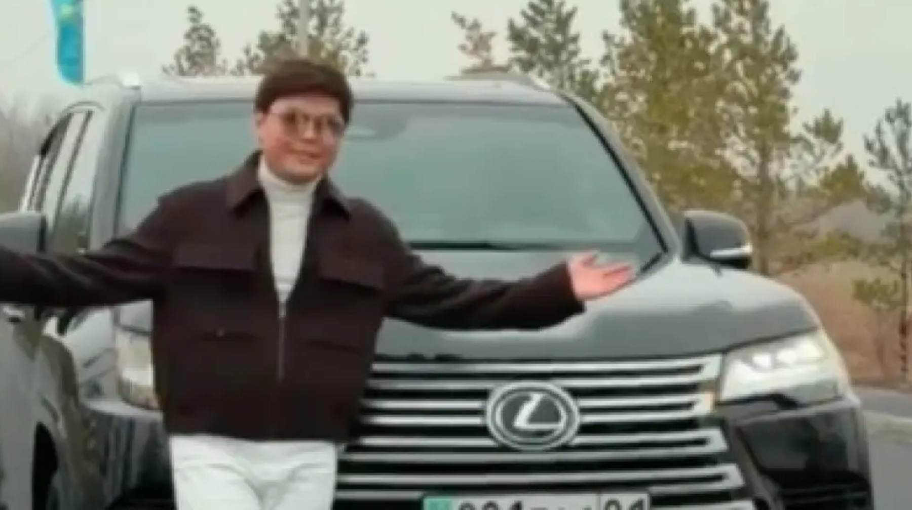 Ánshi Ernar Aıdar Tarazda jol ústinde vıdeoǵa túsip, aıyppul arqalady