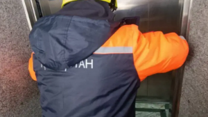 Астанада лифтте қамалып қалған жасөспірімді құтқарушылар алып шықты