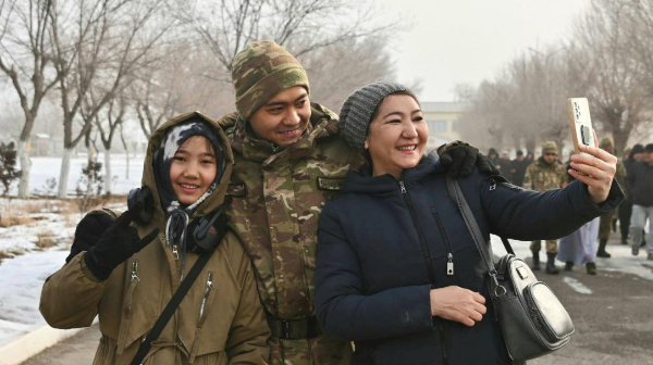 ارميا انالاردىڭ كوزىمەن: اشىق ەسىك كۇنىندە اسكەري بولىمدەرگە 4000-نان استام ادام كەلدى