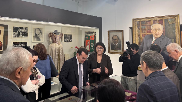 ءجۇز جىلدىققا – ءجۇز جادىگەر