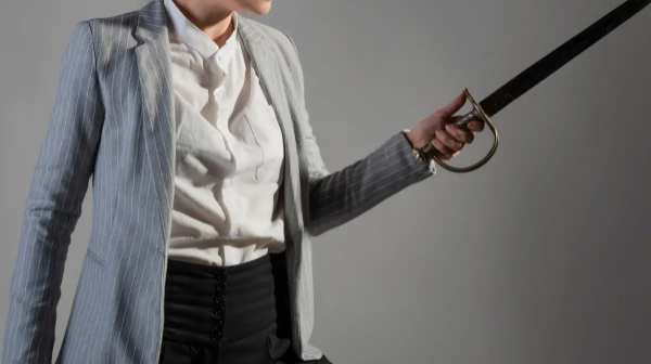 "قىلىشتاپ تاستاعان". اقتوبەدە 60 جاستاعى ايەل ەر ادامدى ءولتىردى دەگەن كۇدىككە ءىلىندى