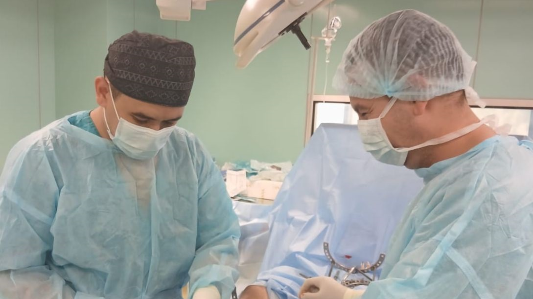 Алматы №4 қалалық клиникалық аурухананың дәрігерлері 97 жастағы науқасты ауыр жарақаттан кейін қайта аяққа тұрғызды