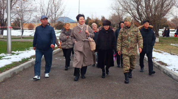 ارميا انالاردىڭ كوزىمەن: اشىق ەسىك كۇنىندە اسكەري بولىمدەرگە 4000-نان استام ادام كەلدى
