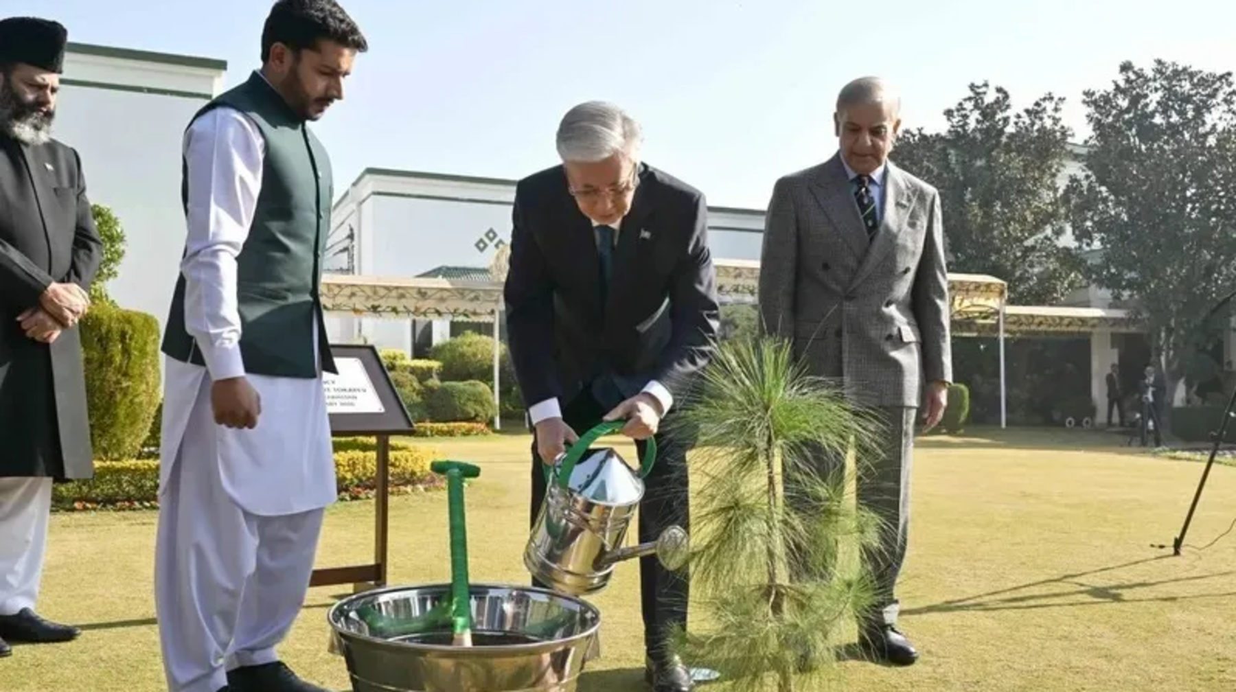 Тоқаев Пәкістанда ағаш отырғызды