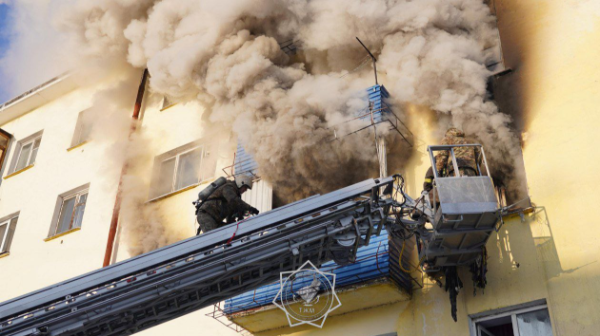 Өскеменде көпқабатты тұрғын үйде өрт шықты: әсерлі кадрлар пайда болды