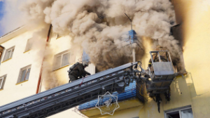 Өскеменде көпқабатты тұрғын үйде өрт шықты: әсерлі кадрлар пайда болды