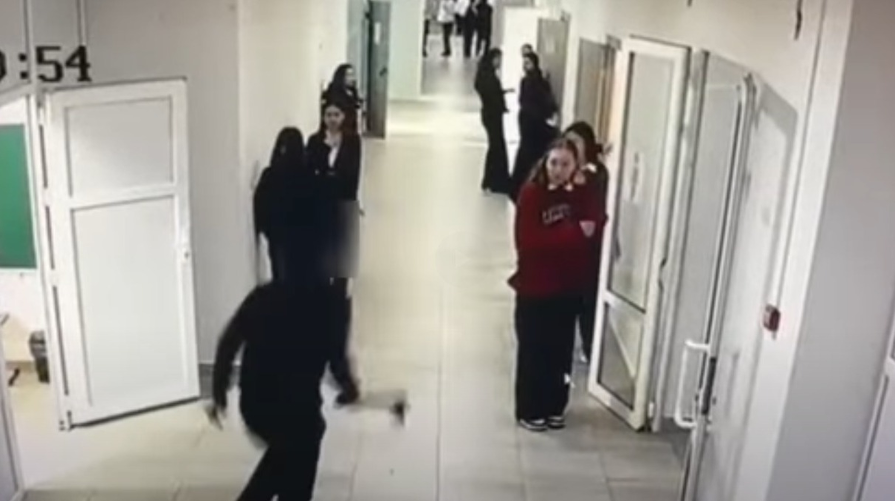 Атырау облысында мектеп оқушысы балтамен сыныптасын қуған: полиция не дейді?