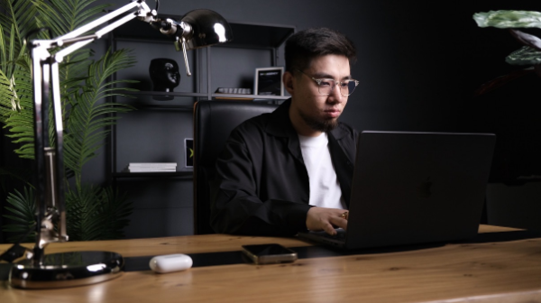 Жас белсенді референдумда жаңа Конституцияны қолдауға шақырды