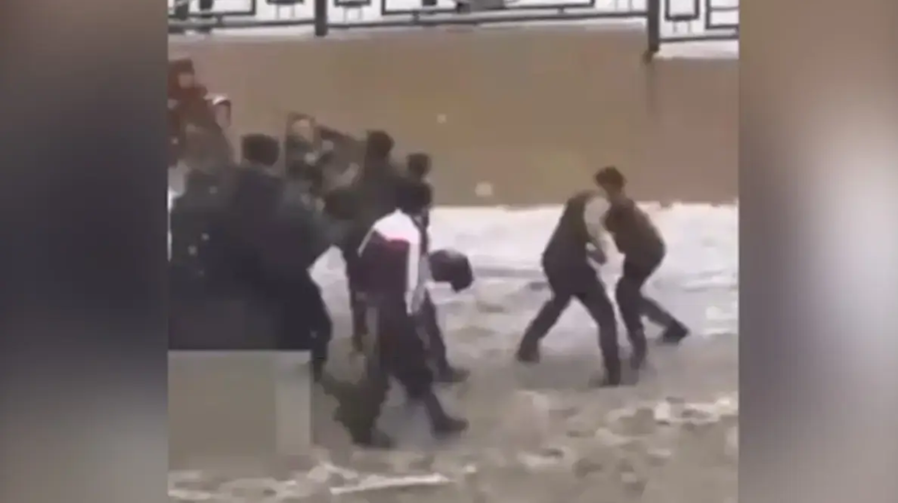 Шымкентте көшеде жаппай төбелес болып, 3 адам қамалды