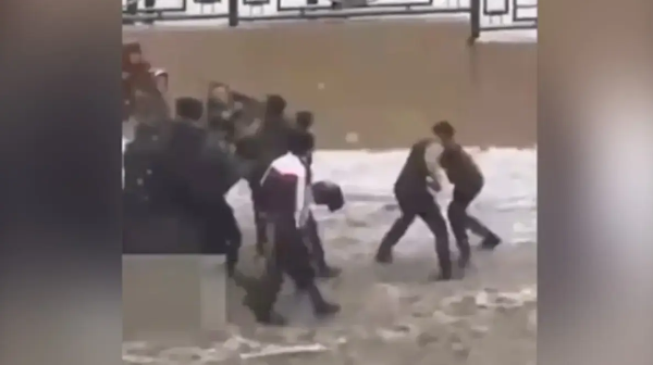 Шымкентте көшеде жаппай төбелес болып, 3 адам қамалды