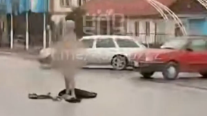 Жамбыл облысында көшенің қақ ортасында тыр жалаңаш жүрген ер адам ұсталды (ВИДЕО)