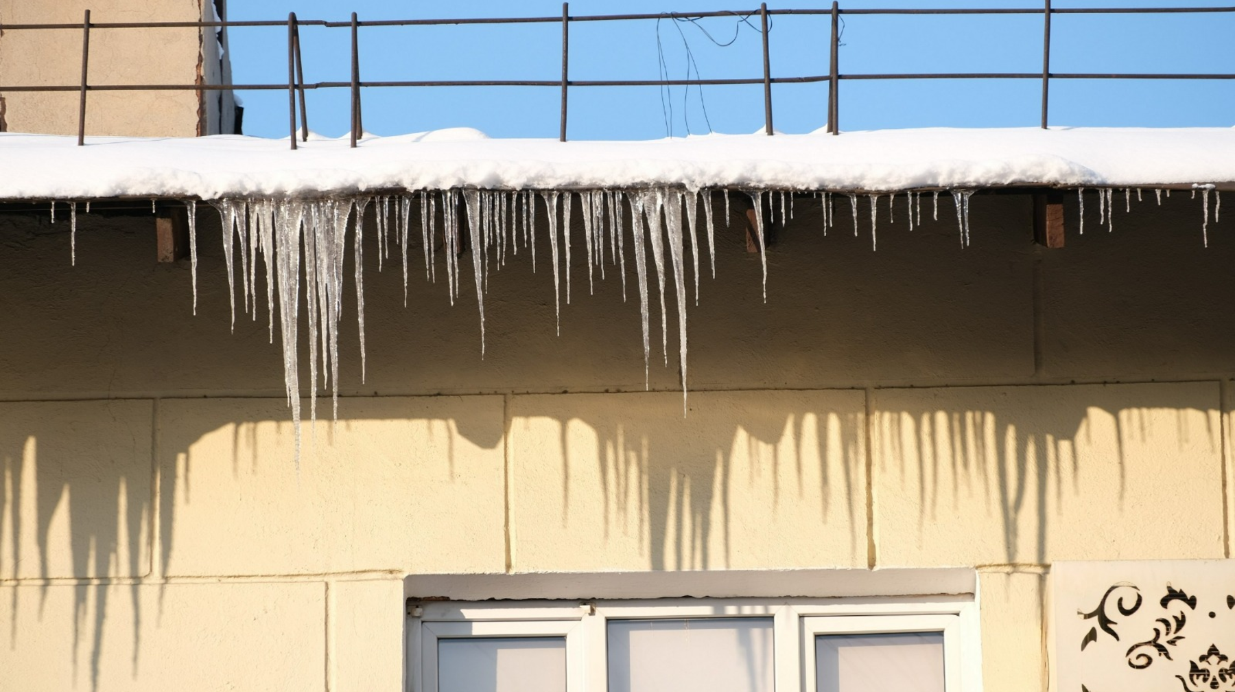 Алматыда мұз бен қарды уақтылы тазалаудың жауапкершілігі ескертілді