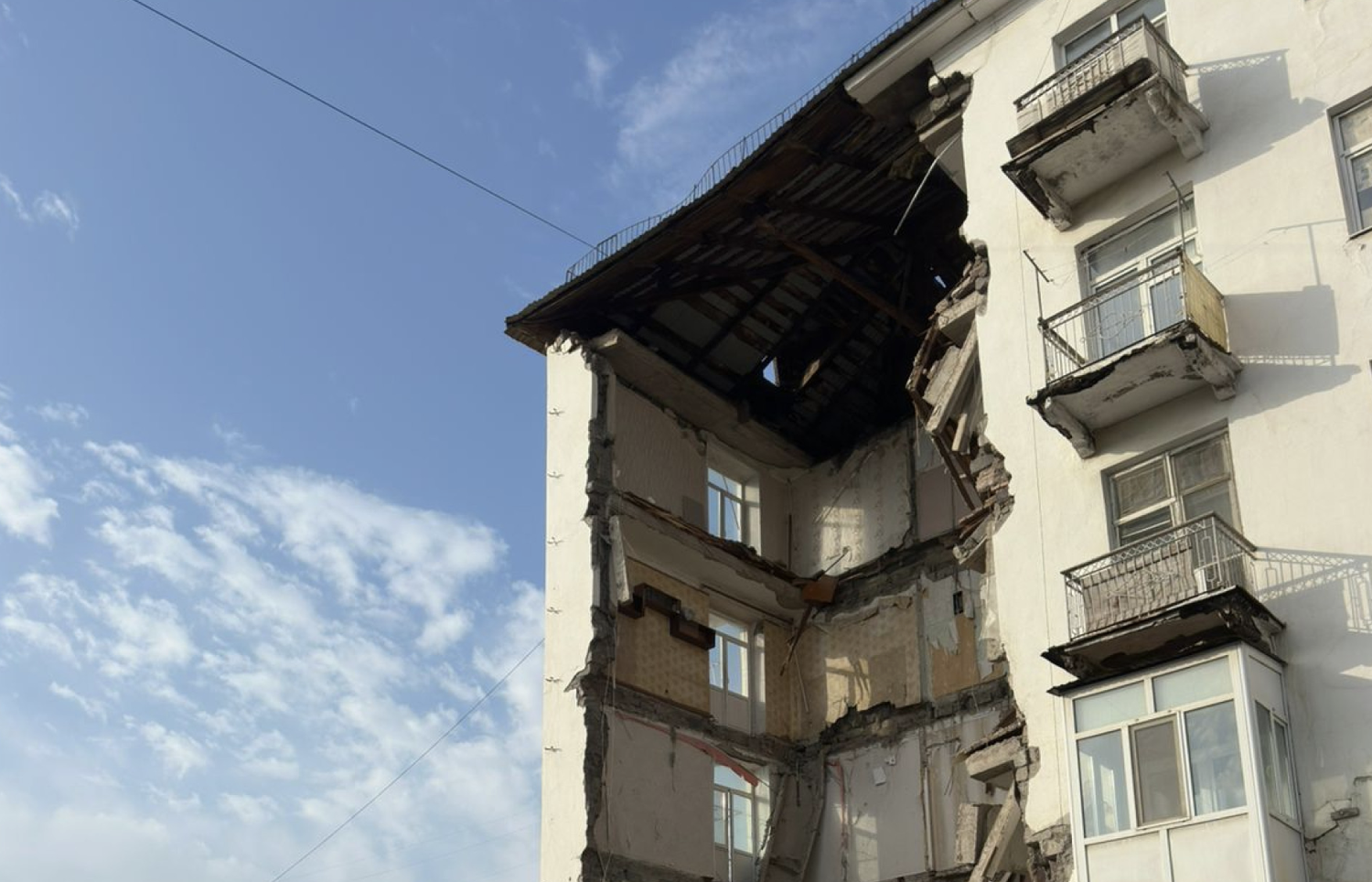 Балқашта тұрғын үйдің бір бөлігі опырылып түсті - видео 