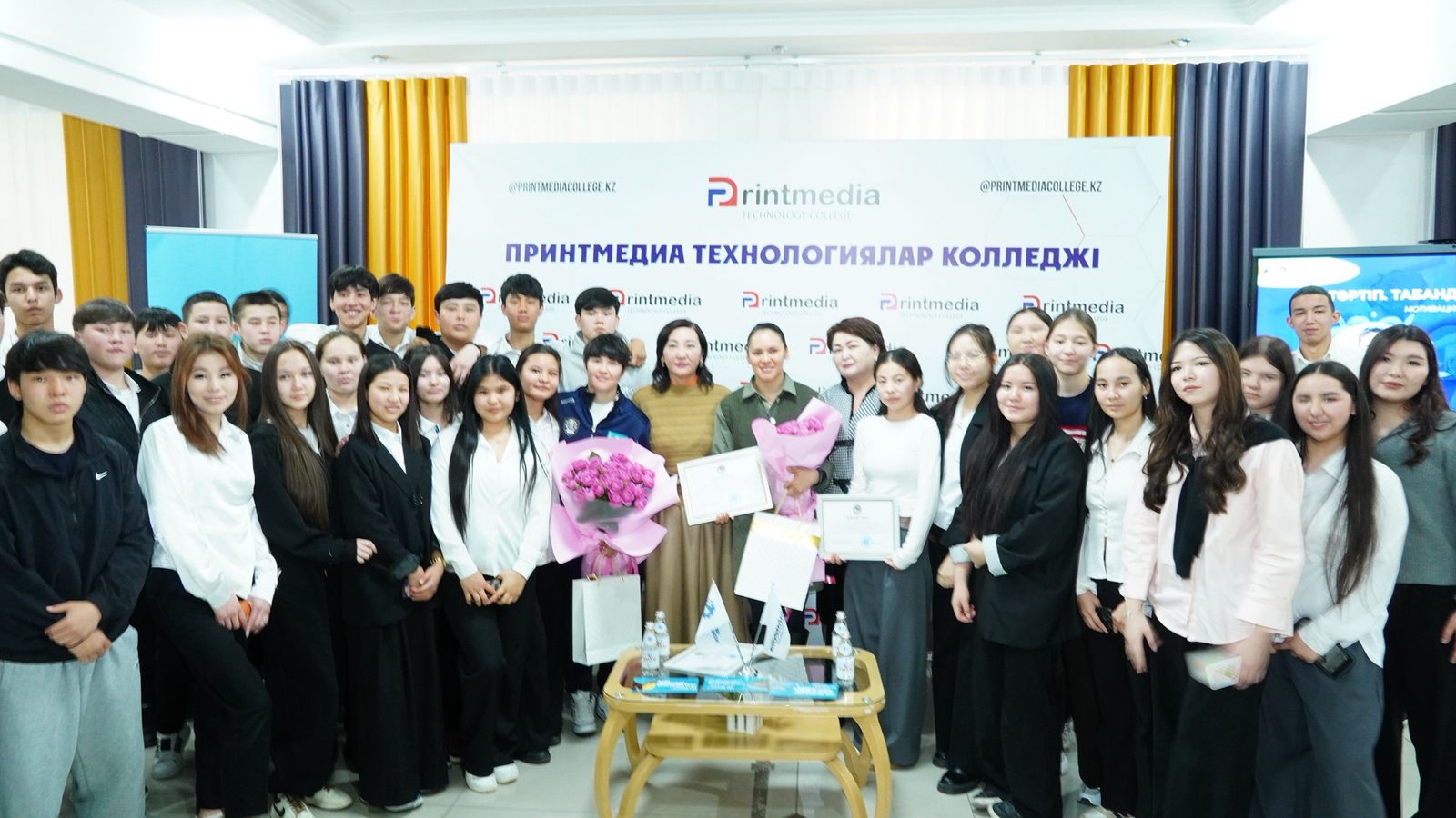 Назым Қызайбай мен Алуа Балқыбекова алматылық студенттермен кездесті 