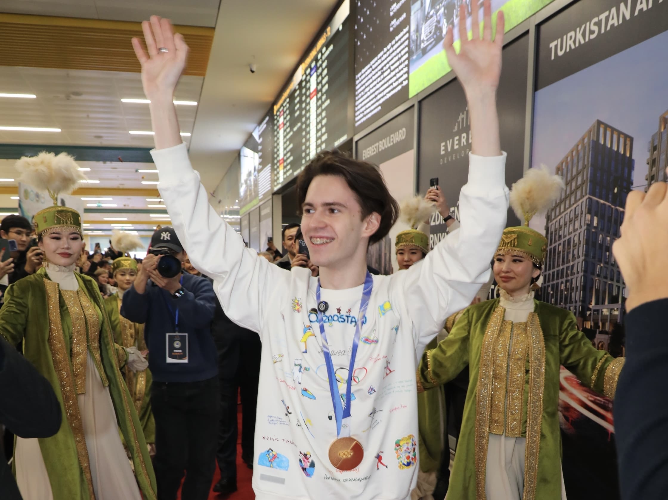 “Үйіме жеттім-ау”. Михаил Шайдоровты алматылықтар ерекше құрметпен қарсы алды