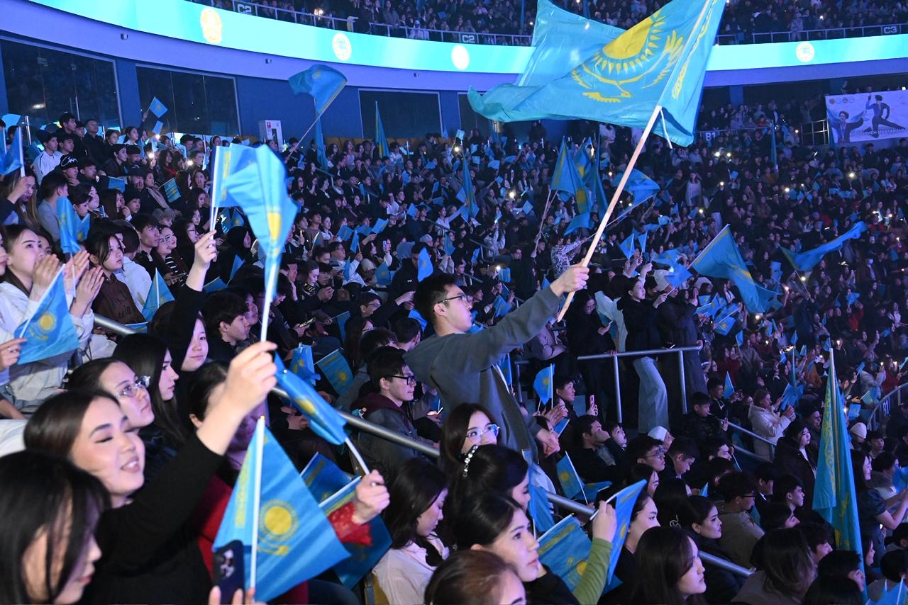 Алматыда 10 мыңнан астам жас референдумды қолдады