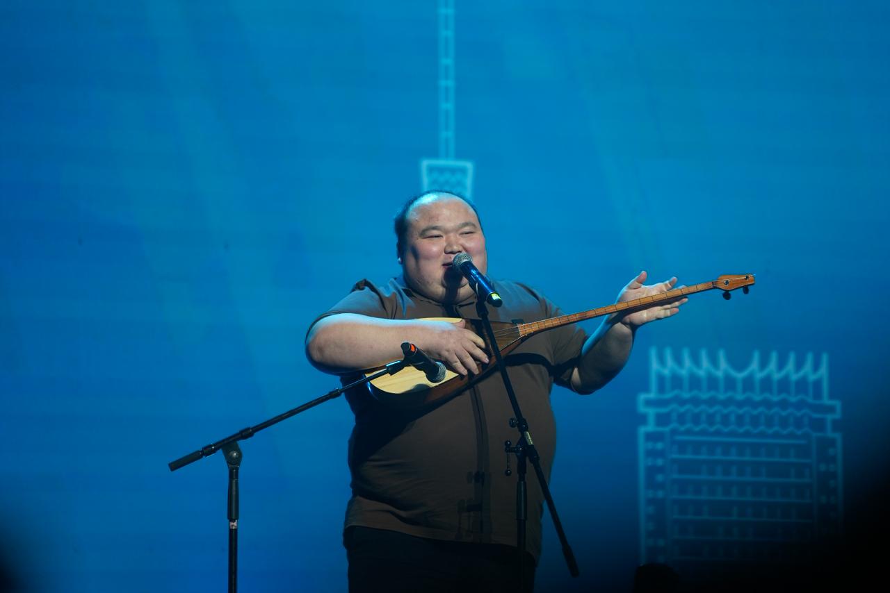 ”Менің даусым ештеңе шешпейді деп ойламаңыздар”: Рамазан Амантай Алматы жастарға әуенді үндеу жасады