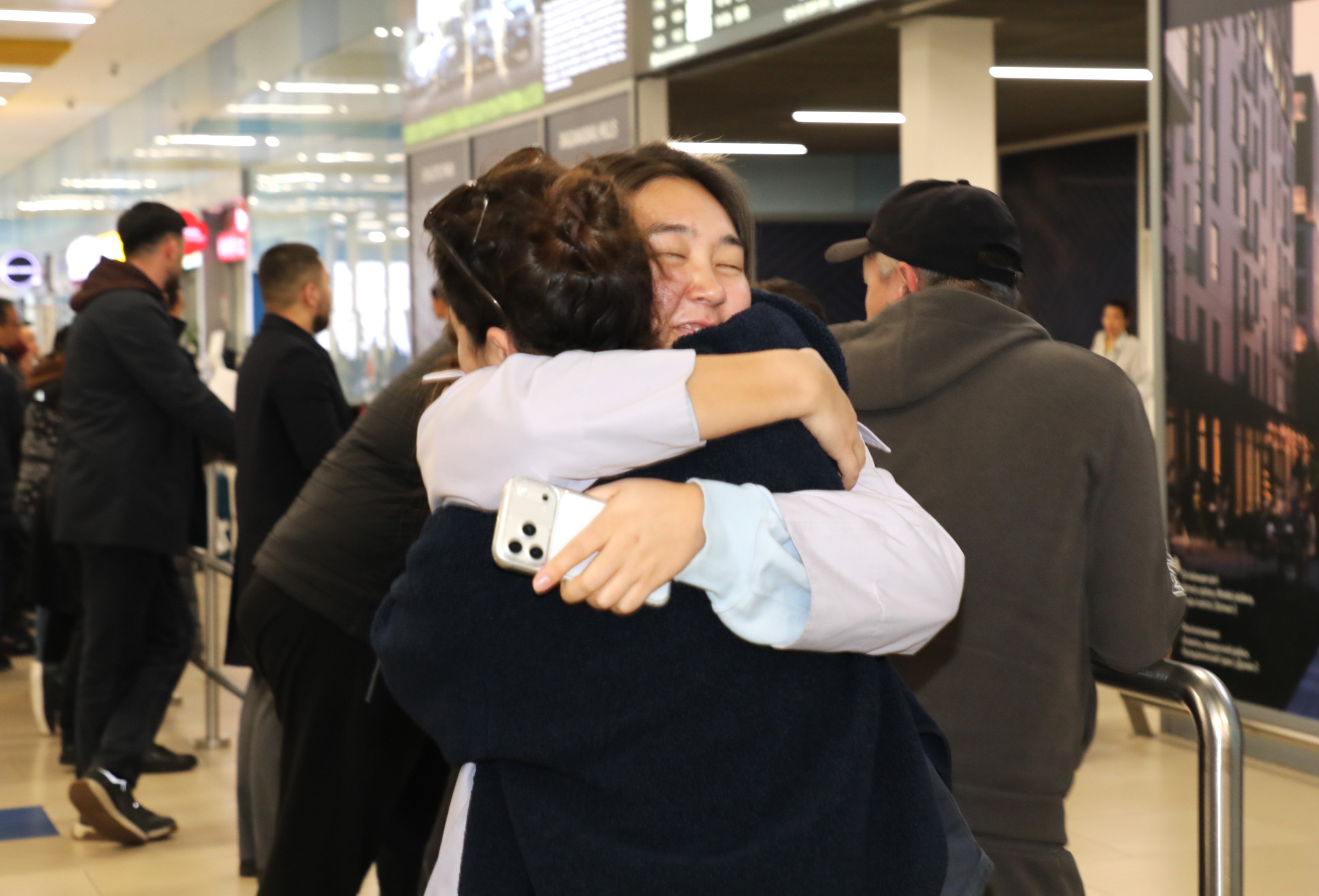 "Отан қамқорлығы зор демеу болды". Қақтығыс аймағында қалған қазақстандықтар елге жеткізілді