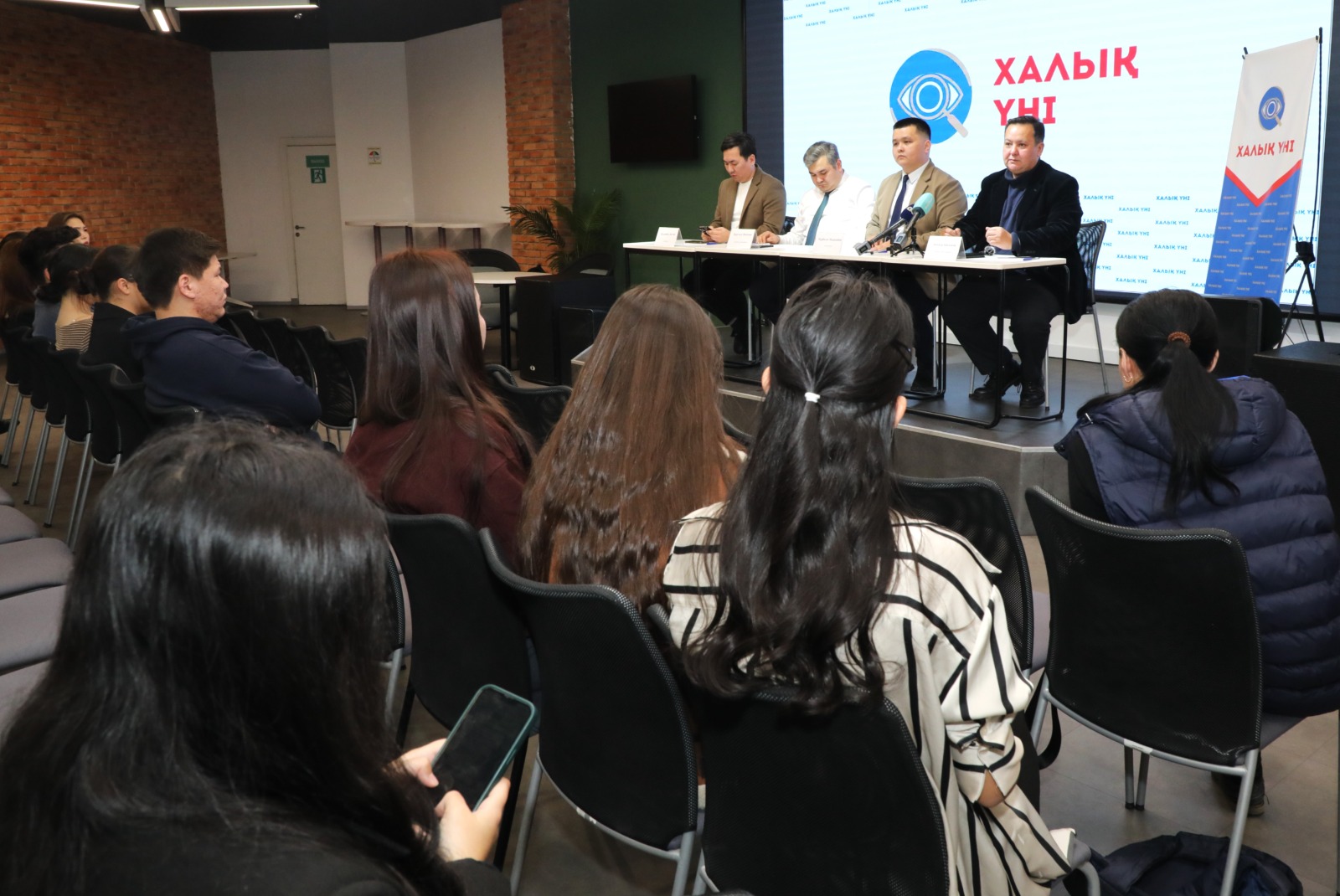 Алматыда "Халық үні" тәуелсіз бақылаушылар тобы референдум қарсаңында баспасөз мәслихатын өткізді 