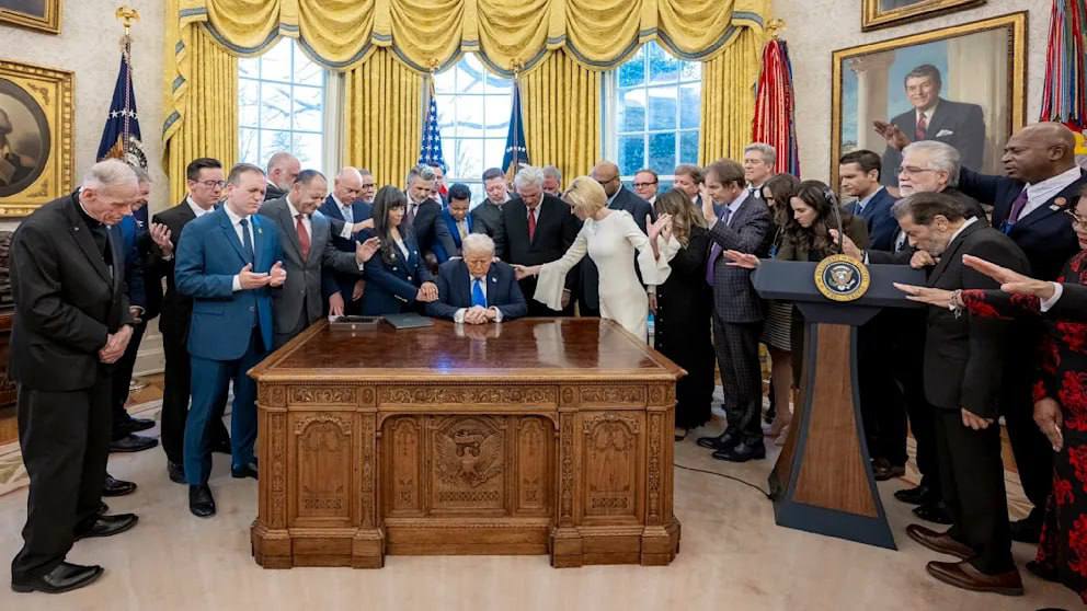 Трамп Ақ үйде пасторлармен бірге дұға жасады