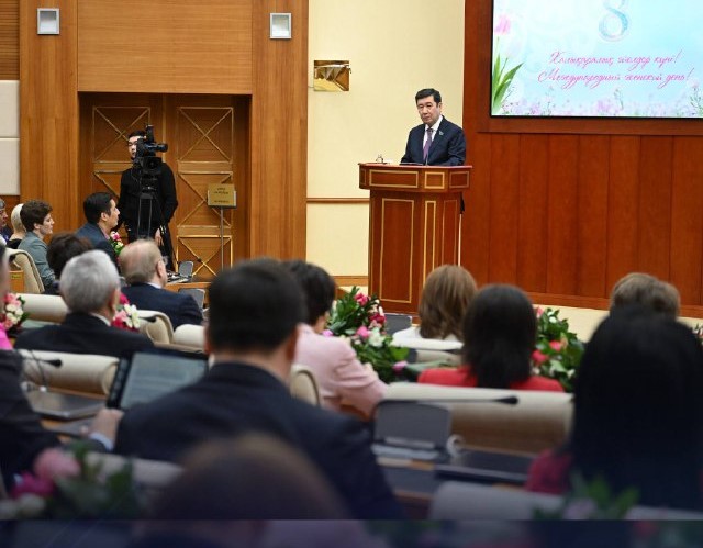 Мәжіліс төрағасы әріптестерін Халықаралық әйелдер күнімен құттықтады