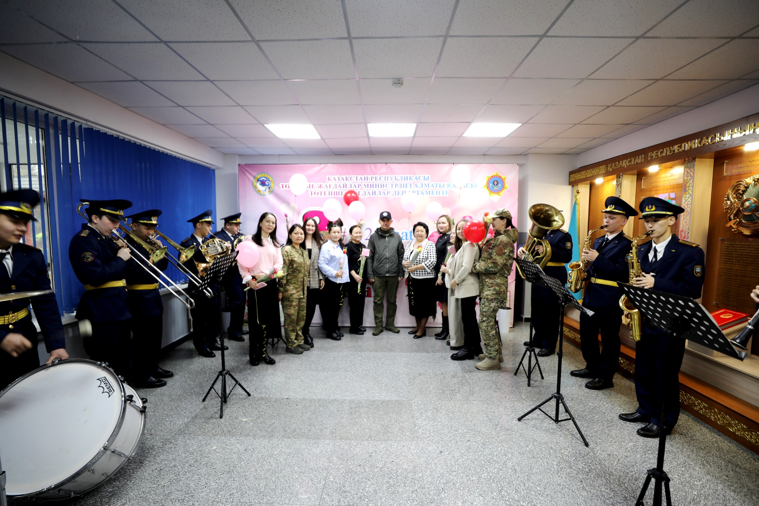 Алматыда өртсөндіруші-құтқарушылар әріптестерін ерекше құттықтады