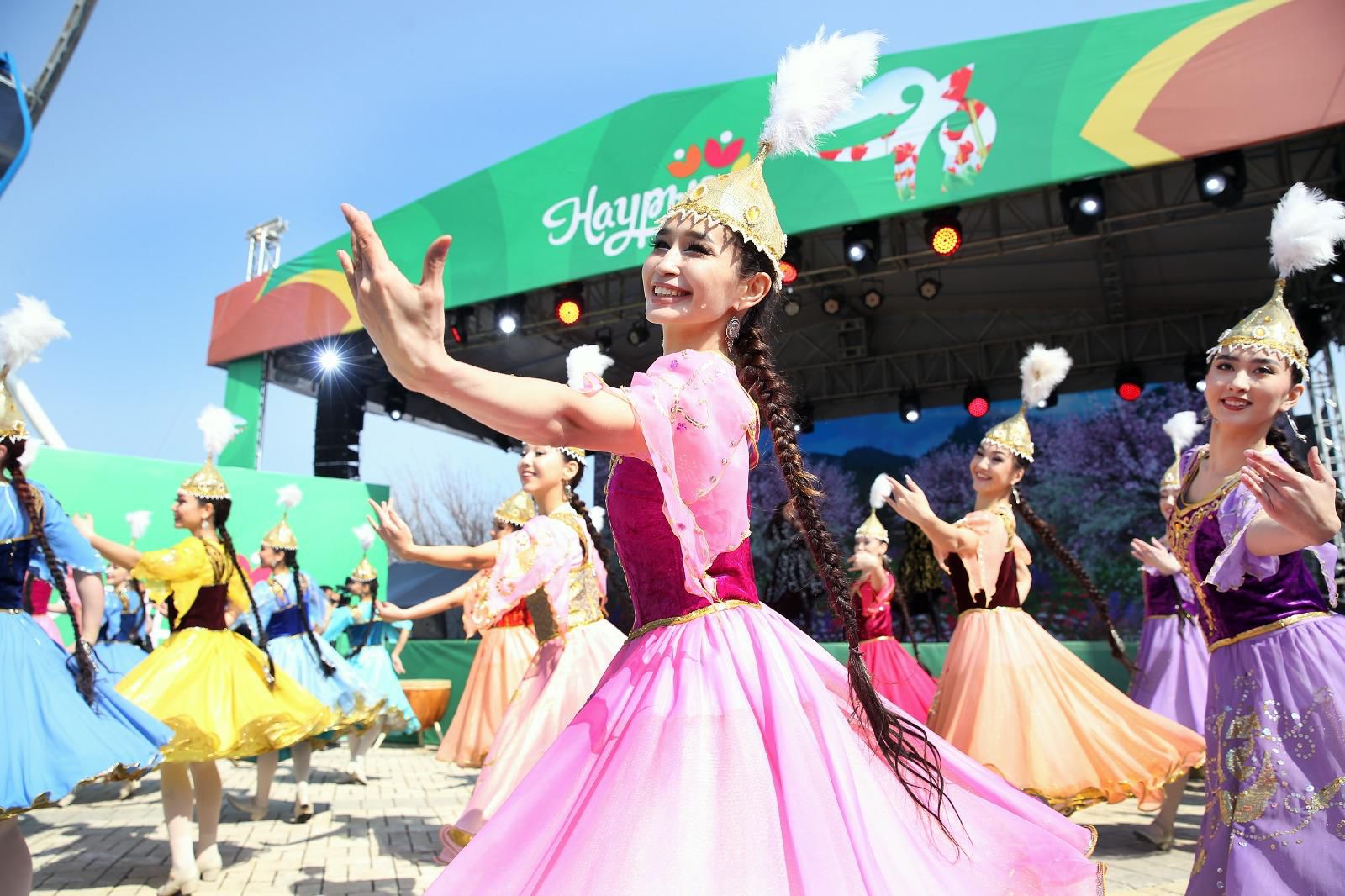 «Көктөбедегі Көрісу күні»: алматылықтарды дыбыстық дрондар мен роботтар Көрісу күнімен құттықтады