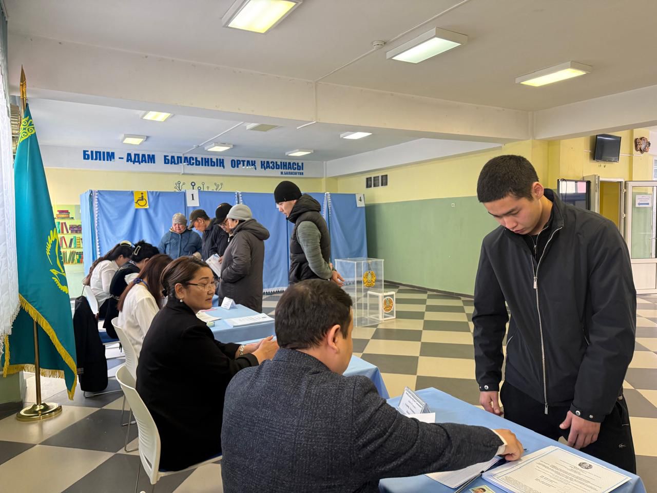 Алматыда сайлаушылар учаскелер ашылмай жатып-ақ келе бастады