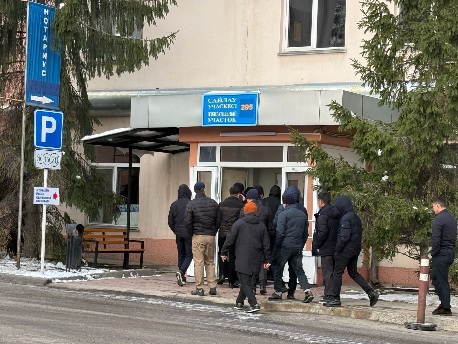 Алматылықтар референдумда таңсәріден бастап дауыс беріп жатыр