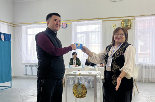 Алматыда дәстүр бойынша алғашқы дауыс берушілерге тәтті сыйлықтар табысталды