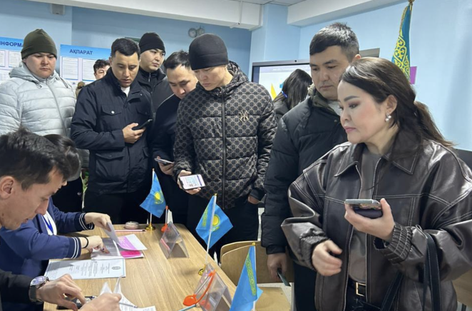 Қала тұрғындары дауыс беріп жатыр: Алматының сайлау учаскелерінде ұзын-сонар кезек пайда болды