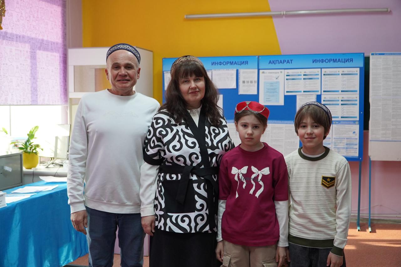 "Күміс алқа" иегері Ольга Красноярова отбасымен бірге референдумда дауыс берді