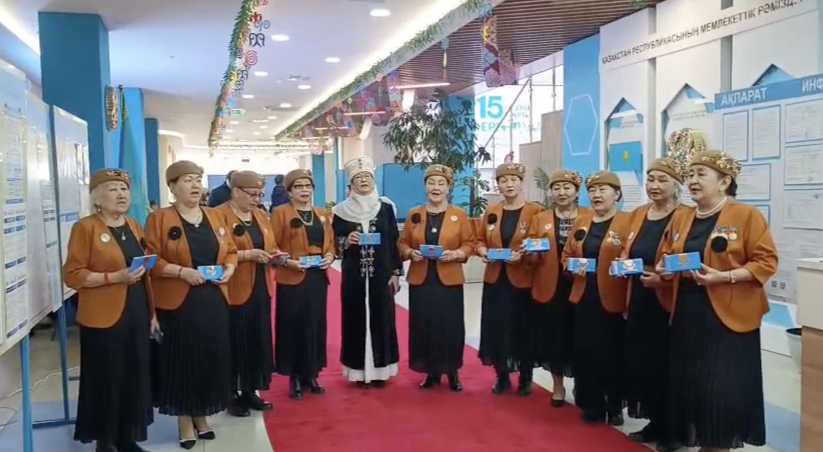 Референдум күні Алматыдағы учаскелердің бірінде «Әжелер хоры» ән айтып, шашу шашылды