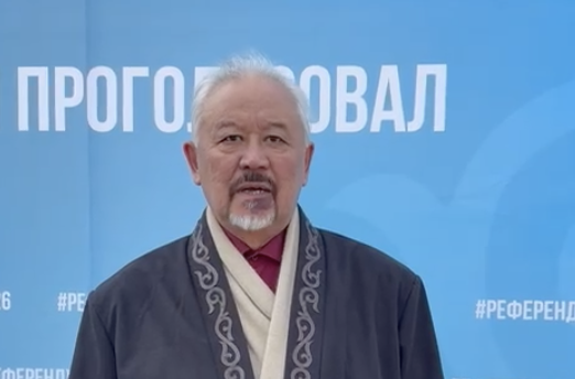 Ақын Әділғазы Қайырбеков Алматыда референдумда алғашқылардың бірі болып дауыс берді