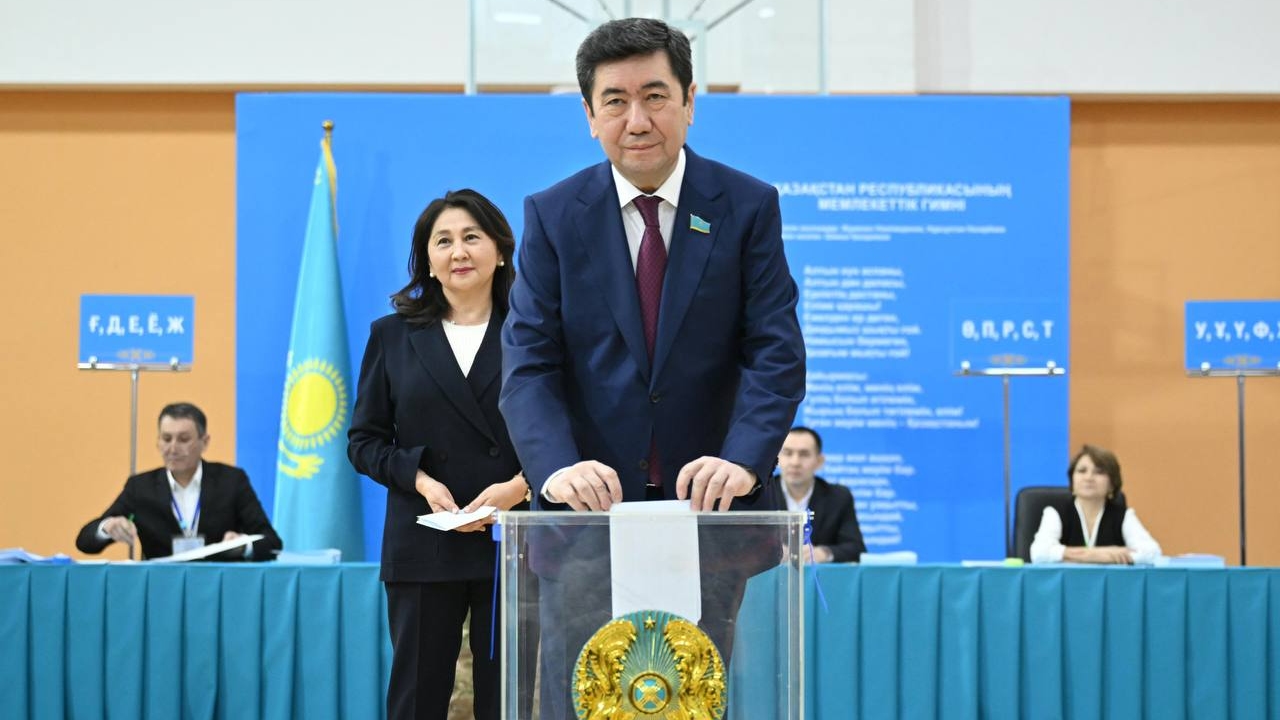 Ерлан Қошанов жаңа Конституцияға байланысты референдумда дауыс берді