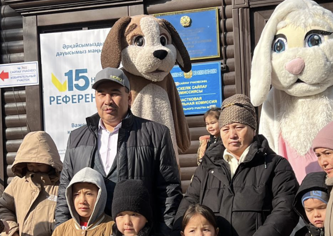 Алматыдағы №361 сайлау учаскесінде отбасыларды қуыршақ театры мен ұзын бойлы қуыршақтар қарсы алды