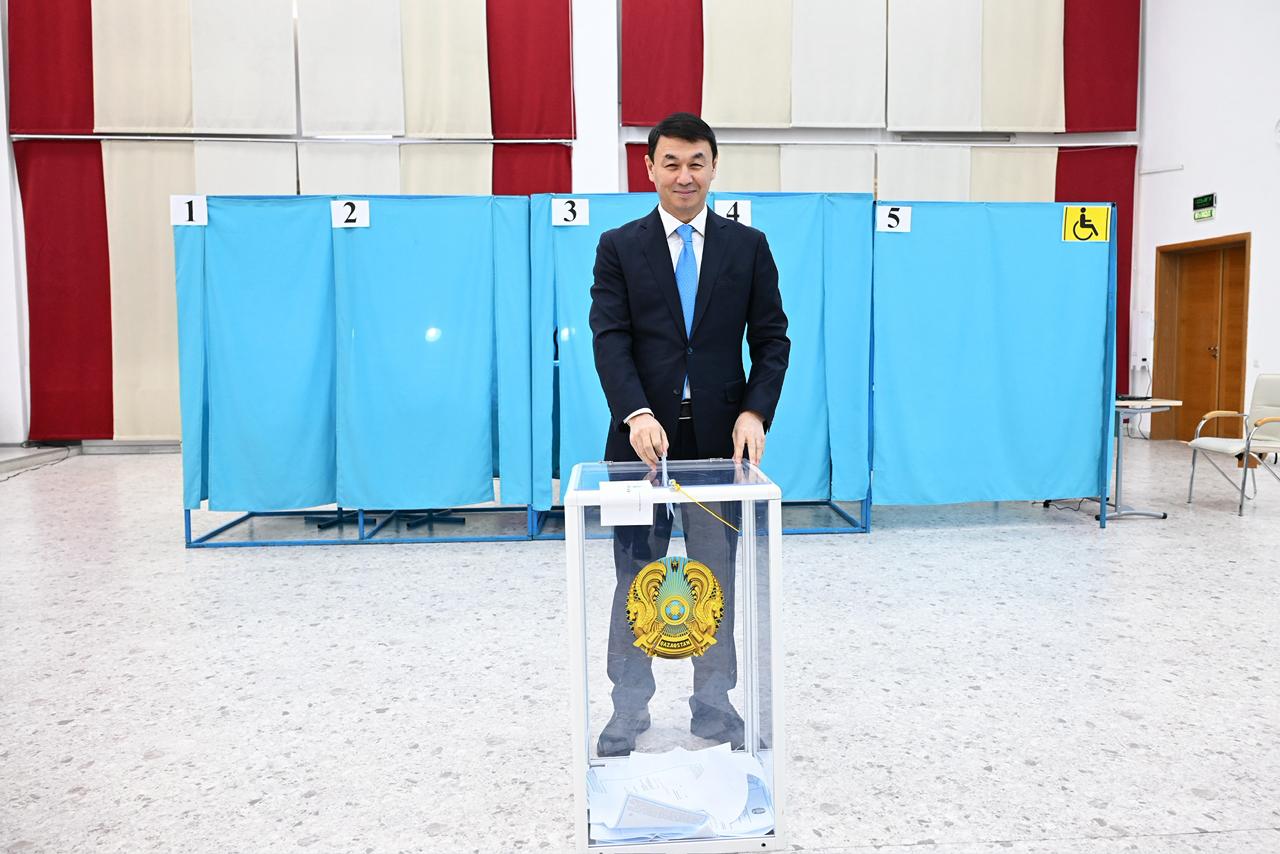 Алматы әкімі Дархан Сатыбалды республикалық референдумда дауыс берді
