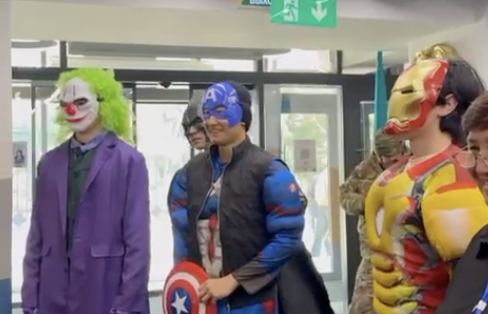 Алматыдағы референдум күнінің алғашқы жартысы: қаһармандар, ұлттық киімдер және ұзын бойлы қуыршақтар