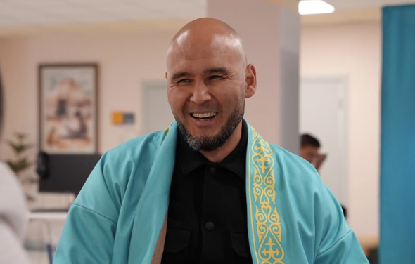 Naiza FC президенті Нұрбек Қарабала өз учаскесінде дауыс берді