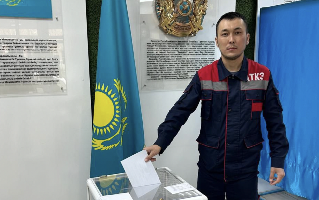 «Алматыжылужайэнерго» қызметкерлері референдумда дауыс беруге қатысып жатыр