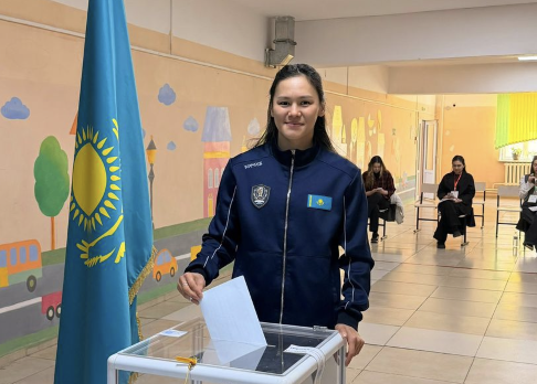 Алматыда екі дүркін әлем чемпионы Алуа Балқыбекова референдумда дауыс берді