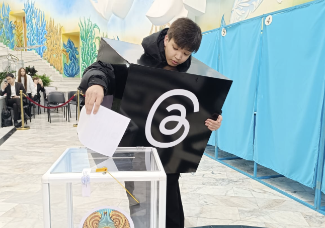 Threads киімін киген алматылық: «шын өзгерісті қалаған адам осылай дауыс беріп, саяси науқанға араласады»